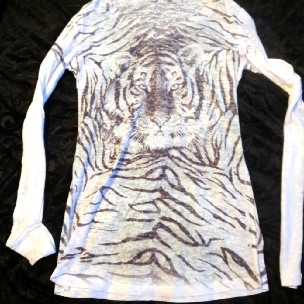 Open gate tiger printed White lightweight long sleeve